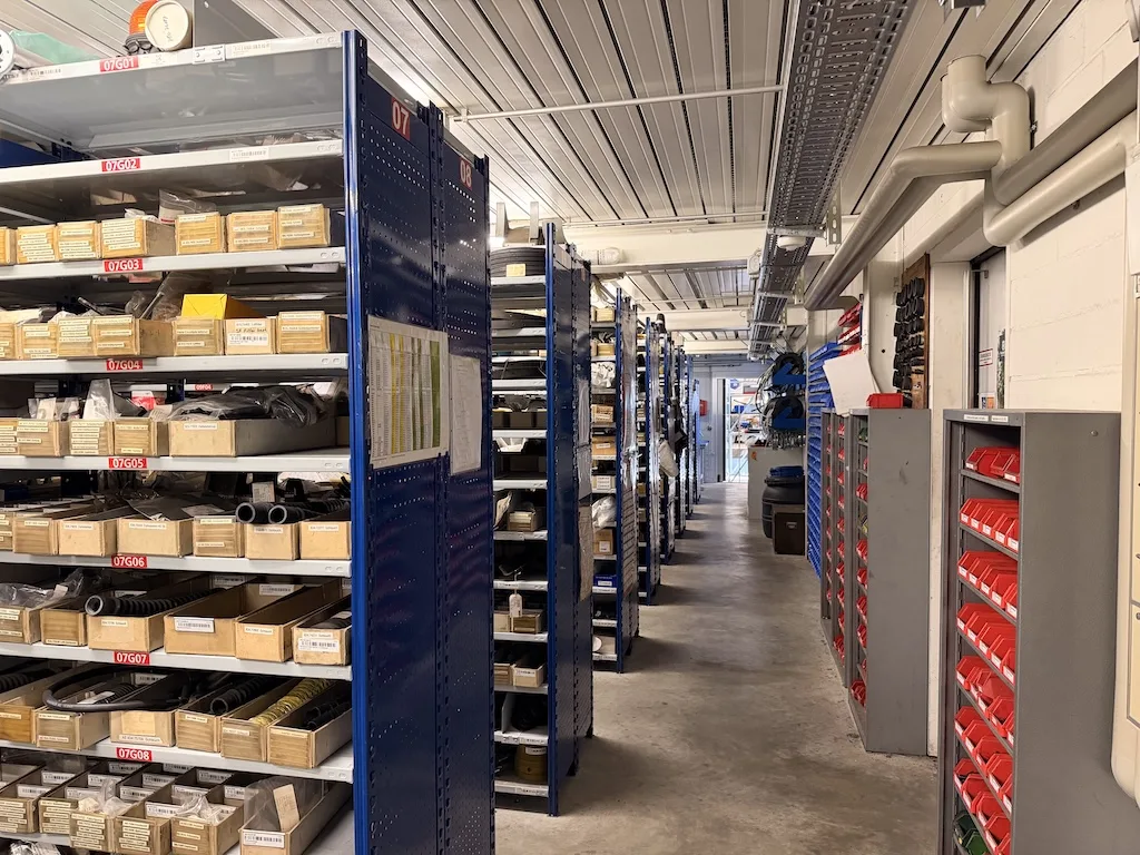 Unteres Stockwerk des Ersatzteillagers in Oberdorf